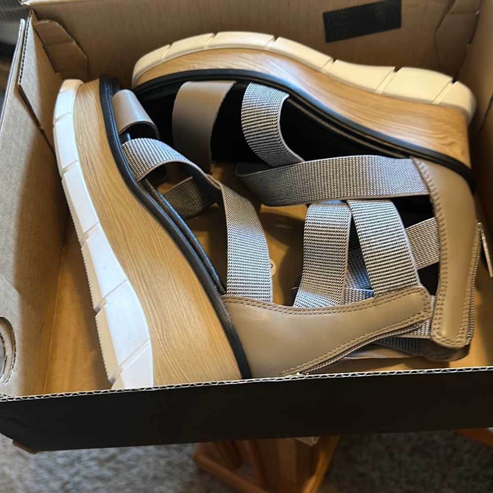 Sorel sandals size 6. New in box. Never worn